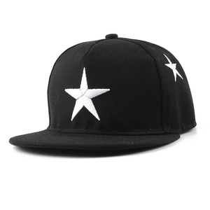 Schwarze Snapback-Mütze mit weißer Sternbestickung und flachem Schirm-Design