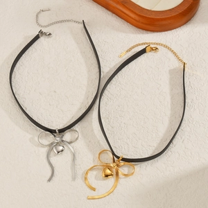 Collier chic avec pendentif cœur et nœud en or 18 carats et argent sur cordon noir en acier