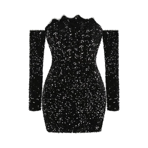 Détail du tissu à paillettes noires sur une robe de soirée courte à épaules dénudées