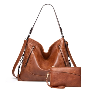 Vintage braune Damen-Einkaufstasche und passendes Clutch-Set auf weißem Grund