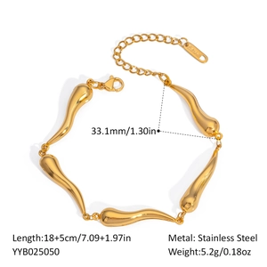 Detailed view of golden stainless steel bracelet with teardrop links and 18+5cm dimensions