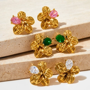 Trois paires de boucles d'oreilles fleurs dorées avec pierres roses, vertes et blanches