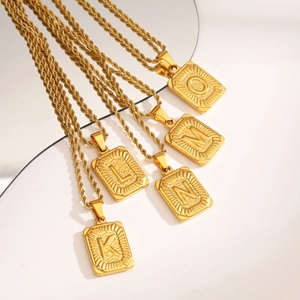 Colliers minimalistes dorés avec pendentif carré 26 lettres et chaîne torsadée