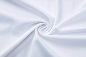 Makroaufnahme der hochwertigen weißen Strickstofftextur und des weichen Materialfalls