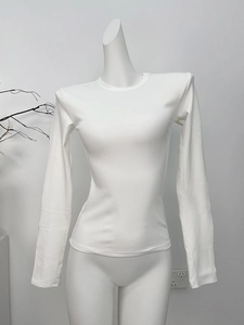 Détail d'un t-shirt blanc à manches longues moulant en tissu thermique doux sur mannequin