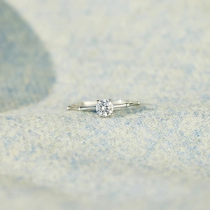 Elegant S925 sterling silver ring with a round-cut solitaire and bamboo-style band design