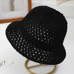 Chapeau de soleil pliable en crochet noir pour femme sur un support d'exposition doré