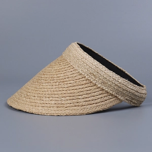 Makrodetail der Raffia-Stroh-Sonnenblende mit weitem Rand und Innen-Schweißband