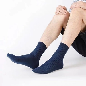 Chaussettes mi-mollet bleu marine pour hommes avec texture côtelée verticale classique