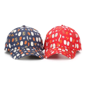 Détail de la casquette de baseball avec motifs de caractères chinois porte-bonheur