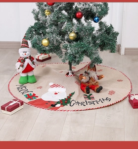 Détail du tapis de sapin de Noël en lin avec broderie Père Noël et texte festif