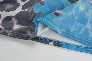 Detail von Leopard- und blauem Wellendruck-Saum mit präziser Overlock-Verarbeitung