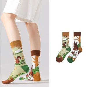 Asymmetrische Baumwollsocken mit Wald-Eichhörnchen- und Baummuster in Grün und Weiß