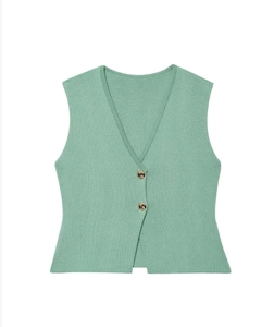 Détail du gilet en maille vert menthe avec col en V, texture côtelée et boutons en métal