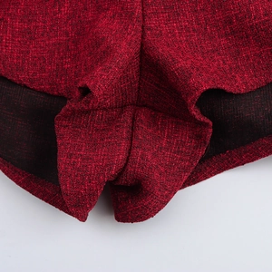 Elegante mini abito a strati rosso intenso con maniche lunghe e dettaglio in tessuto a trama