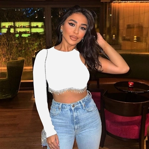 T-shirt court blanc à une manche avec franges en strass et maille côtelée
