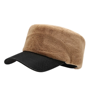Casquette marine d'hiver en fausse fourrure marron avec visière en cuir crocodile noir