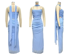 Vue détaillée du drapé du haut court bustier bleu et de l'ensemble jupe crayon moulante