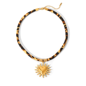 Detail der Leopardenmuster-Stoffhalskette mit goldenem Sonnen-Herz-Anhänger auf Weiß