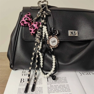 Ciondolo per borsa alla moda con pendente da baseball leopardato rosa e cordino intrecciato