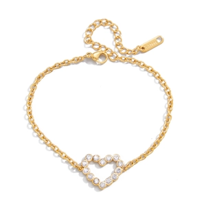Détail macro du bracelet cœur en acier doré 18K orné de zircons blancs étincelants