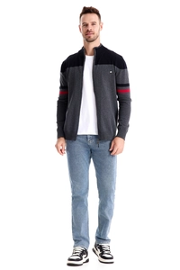 Gros plan détaillé d'un cardigan tricoté pour homme avec rayures rouges et noires sur la manche