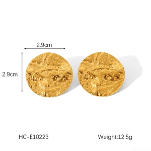 Detail of 18K gold stainless steel earrings with hammered texture and 2.9cm size