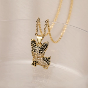 Gros plan d'un collier pendentif bouledogue français doré serti de zircons brillants