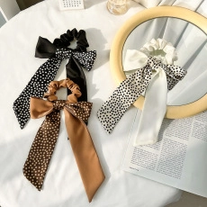 Set van fluwelen haarbanden met stippen en effen kleuren op witte tafel met spiegel