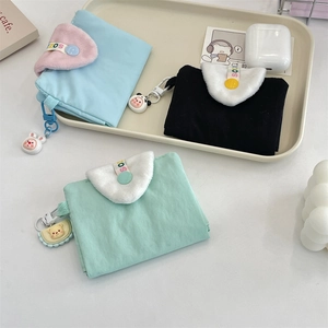 Détails de porte-cartes en tissu coloré avec rabats en peluche et breloques animaux