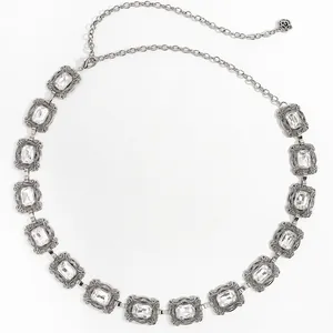 Vue détaillée de la chaîne de taille rétro avec strass en cristal et pendentif rose
