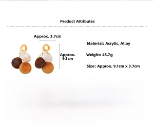 Détail montrant les dimensions des boucles d'oreilles en acrylique et alliage 9,1cm x 3,7cm