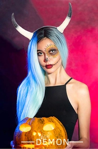 Detailansicht eines weiß-schwarzen Dämonenhorn-Stirnbands an einem Model in Halloween-Szene