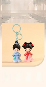 Nahaufnahme süßer Cartoon-Schlüsselanhänger mit traditionellen Hanfu-Puppen-Paaren