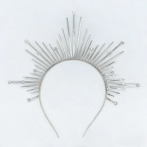 Détail du serre-tête auréole argenté orné de cristaux brillants et de tiges métalliques