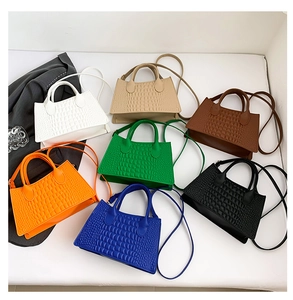 Draufsicht auf Vintage-Handtaschen mit Krokomuster in sieben Farben für Damen