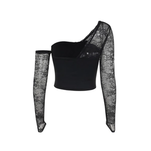 Détail du haut noir asymétrique avec manche en dentelle florale et tissu extensible ajusté