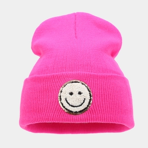 Berretto in maglia rosa neon con toppa smiley e dettagli in paillettes dorate per l'inverno
