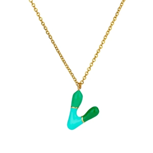Dettaglio della collana con ciondolo a lettera V a bolla con smalto verde e oro lucido