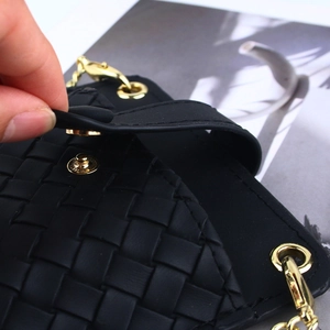 Mini sac bandoulière en cuir tressé noir avec chaîne dorée et fermeture magnétique