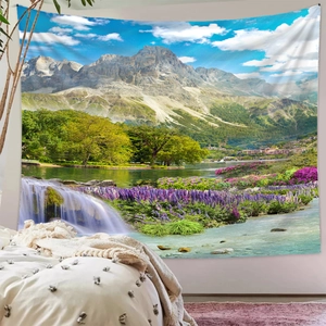 Detail eines Landschaft-Wandteppichs mit verschneiten Bergen und See im Schlafzimmer
