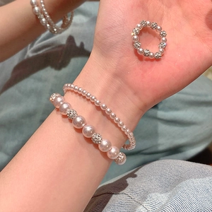Vue détaillée de bracelets de perles rose pastel avec des perles pavées de cristaux