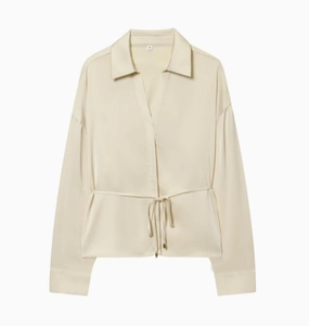 Dettaglio camicia in raso beige con scollo a V e coulisse regolabile in vita per donna