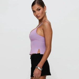Détail du haut à bretelles violet avec fente latérale sur un mannequin professionnel
