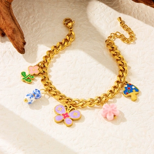 Parure de bijoux dorée avec pendentifs colorés en forme de fleurs, papillons et champignons