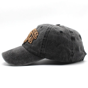 Dettaglio cappello baseball grigio vintage con ricamo Authentic 1946 marrone