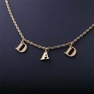 Collier en acier inoxydable doré avec pendentifs lettres DAD sur fond en cuir sombre