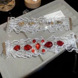 Bracelet élégant en dentelle blanche avec diamants en forme de goutte rouges et argentés