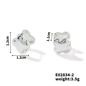 Detailed size specifications and weight for silver clover stud earrings for women
