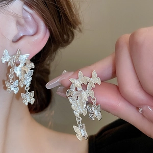 Orecchini a pendente a farfalla in metallo stropicciato argento con design 3D a strati